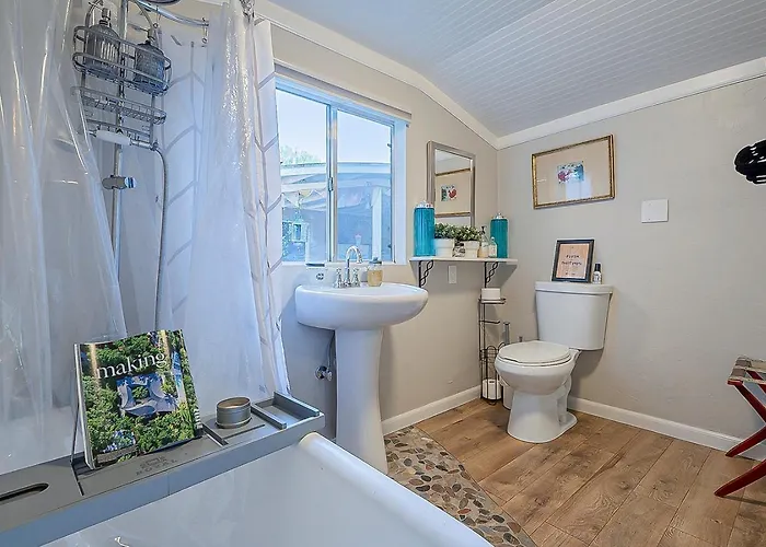 Cute Peaceful Tiny House Getaway W Backyard *